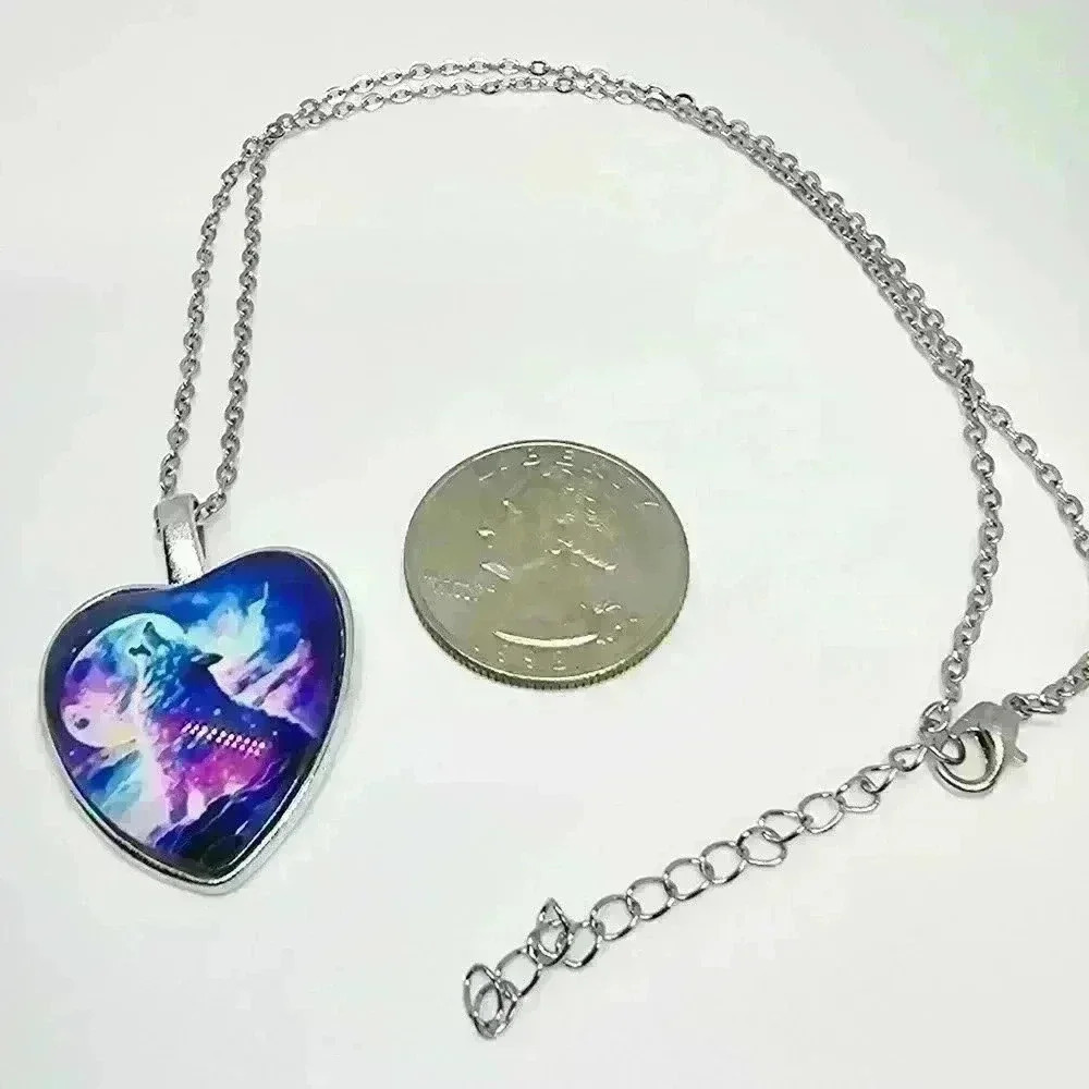 NWOT Cute Heart-shaped Wolf Pendant Neck - Picture 2 of 2